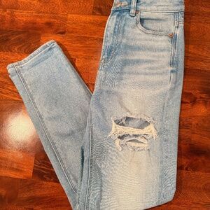 American Eagle High-Waisted Stretch Mom Jeans Light Wash Distressed – Size 0